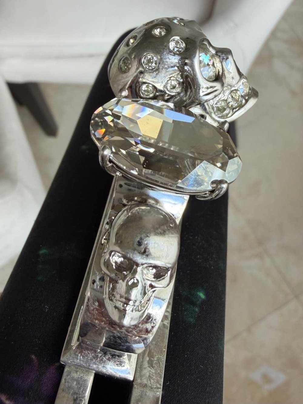 Alexander McQueen Silver Crystal Skull Four-Finger Ring Knuckle Satin Clutch - Picture 14 of 16